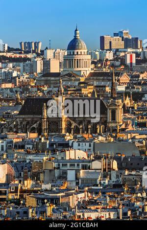 KIRCHE SAINT-EUSTACHE UND PANTHEON IN DER ABENDDÄMMERUNG IN PARIS, FRANKREICH Stockfoto