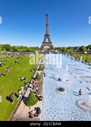 FRANKREICH. PARIS (16. ARRONDISSEMENT). DIE BRUNNEN UND GÄRTEN DES TROCADERO WÄHREND DER HITZEWELLE ENDE JUNI 2019 VOR DEM EIFFELTURM Stockfoto