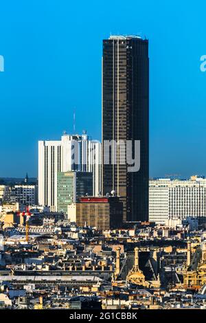 PANORAMABLICK AUF DIE DÄCHER VON PARIS, MONTPARNASSE-TURM BEI SONNENAUFGANG, FRANKREICH Stockfoto