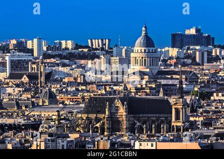 PANORAMABLICK AUF DIE DÄCHER VON PARIS, DIE KIRCHE SAINT-EUSTACHE UND DAS PANTHEON BEI SONNENAUFGANG IN PARIS, FRANKREICH Stockfoto