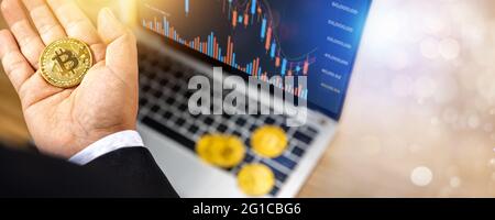 Nahaufnahme von Bitcoin in der Hand eines Geschäftsmannes, der Kryptowährung hält Gewinn und Ertrag aus Investitionen in Aktien, um Krypto zu tauschen Und bezahlen, um in f zu kaufen Stockfoto