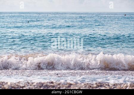 Sommer-Aqua-Resort. Schönes klares Meer und Kies. Nahtloser Hintergrund, natürliche Textur. Sommertapete. Hochwertige Fotos Stockfoto