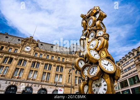 UHRENSKULPTUR 'L'HEURE DE TOUS' VON ARMAN AUF DEM COUR DU HAVRE VOR DEM BAHNHOF SAINT-LAZARE. PARIS, FRANKREICH Stockfoto