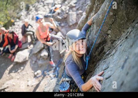 Gruppe von Senioren mit Lehrer Klettern Felsen im Freien in der Natur, aktiven Lebensstil. Stockfoto