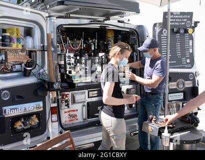 Café-Bar auf Rädern, Besitzer von EDS-KAFFEEBUSSEN, die Getränke an einen Kunden in der Stadt Ikšķile in Lettland verkaufen Stockfoto