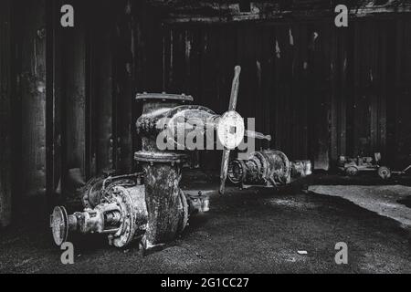 Verlassene Halle aus rostetem Metall und Stahl mit veralteten Komponenten in den Eisenwerken. Landschaftspark stilllegte Baumaschinen im Ruhrgebiet. Stockfoto