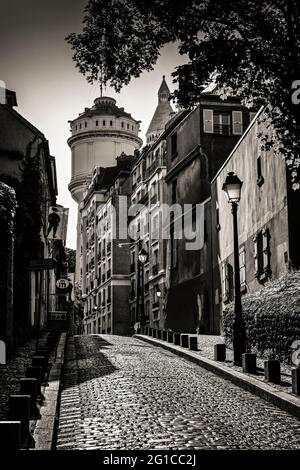 BLICK AUF DIE CORTOT-STRASSE MIT DEM MONTMARTRE-MUSEUM, WO DER MALER AUGUSTE RENOIR LEBTE, SACRE-COEUR-BASILIKA, PARIS, FRANKREICH Stockfoto