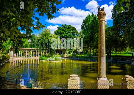 NAUMACHIE OVALES BECKEN MIT KOLONNADE IM PARK MONCEAU IN PARIS, FRANKREICH Stockfoto