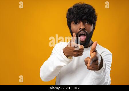Lustiger afrikanischer Mann, der mit den Fingern auf dich zeigt Stockfoto