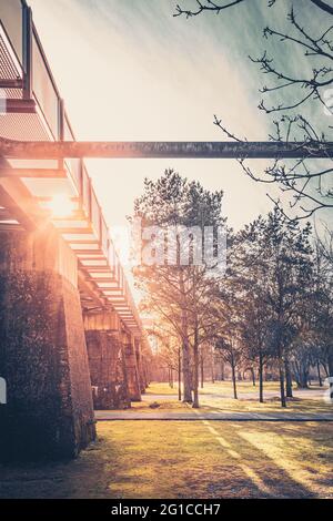 Metall- und Stahlpromenade auf der Emscher in zentraler Perspektive. Landschaftspark Duisburg. Industriemaschinen und verrostete Bauteile im Ruhrgebiet. Stockfoto