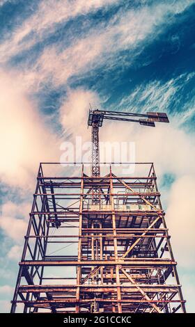 Treppe zum Himmel. Im Herzen der Industriekultur am Stahlgüst im Landschaftspark Duisburg Nord. Stahlwerk, Zeche, Gerüst und Hüttenwerk im Ruhrpott Stockfoto