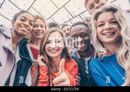 Freunde der verschiedenen Ethnien in die Kamera schaut Stockfoto