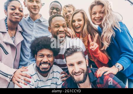 Unbeschwerte Freunde, die sich gegenseitig Spaß machen Stockfoto