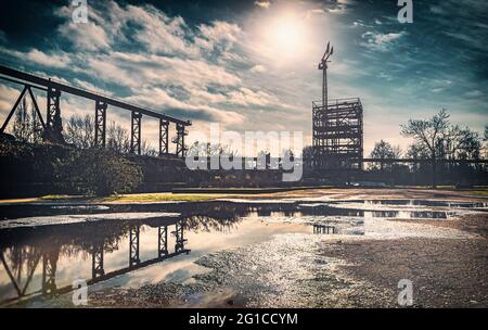 Sonnige Apokalypse im Landschaftspark Duisburg Nord - Stahlwerk, Zeche, Hochofen und Schmelzwerk in der stimmungsvollen Abendsonne. Stockfoto