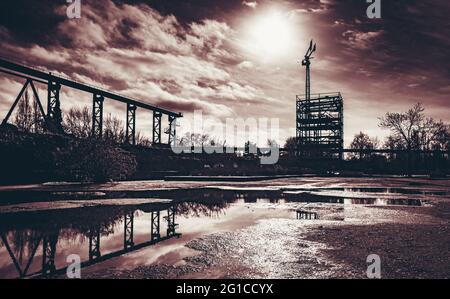 Sonnige Apokalypse im Landschaftspark Duisburg Nord - Stahlwerk, Zeche, Hochofen und Schmelzwerk in der stimmungsvollen Abendsonne. Stockfoto