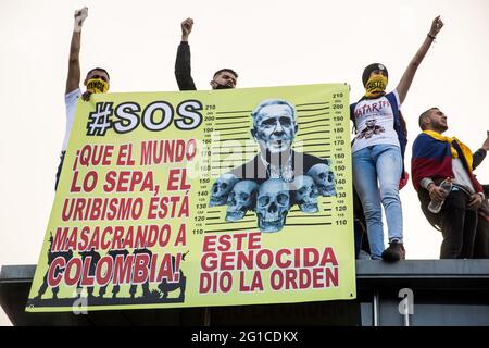 Bogota, Kolumbien. Mai 2021. Eine Gruppe von Demonstranten hält während der Demonstration ein regierungsfeindliches Transparent.am 28. Mai, einen Monat nach Beginn des nationalen Streiks, demonstrieren Demonstranten weiterhin auf den Straßen der kolumbianischen Hauptstadt BogotÃ und im ganzen Land, um sich gegen die Regierungspolitik zu wehren. Mehrere Demonstrationen und Märsche fanden während des Tages statt, wobei Tausende von Menschen an dem Streik teilnahmen. Auf der Plaza de Los Heroes (Heros-Platz), einer der wichtigsten Demonstrationszonen in BogotÃ, versammelten sich mehr als 4.000 Menschen, um Konzerte, Aufführungen und Reden zu sehen. Stockfoto