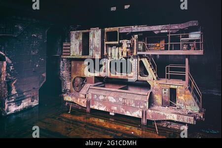 Leere Halle aus rostfreiem Metall und Stahl - Industriemaschinen und verrostete Komponenten. Antriebsmotor in der Eisenhütte. Landschaftspark Duisburg. Stockfoto