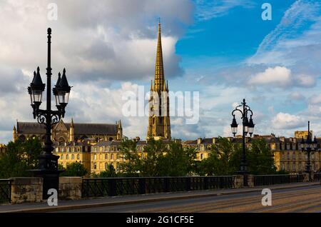 Flussbrücke von Bordeaux mit der Kathedrale St. Michel. Stockfoto