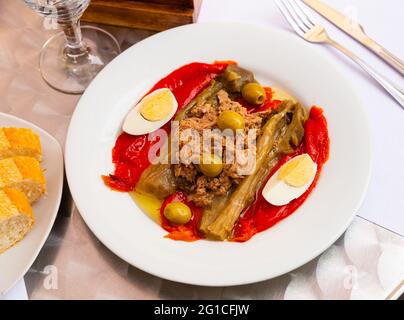 Escalivada: Traditionelles katalanisches Gericht mit rauchig gegrilltem Gemüse mit Thunfisch, Ei und Oliven Stockfoto