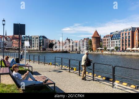 Danzig, Polen - 9. September 2020: Die Architektur der alten Gdańsk am Fischmarkt / Targ Rybny/ am Ufer der Motława Stockfoto