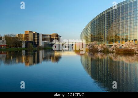 FRANKREICH, BAS-RHIN (67), STRASSBURG, BASSIN DE L'ILL, IPE WINSTON CHURCHILL UND DAS EUROPÄISCHE PARLAMENT Stockfoto