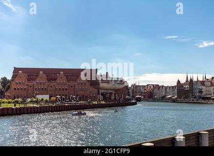 Gdansk, Polen - 9. September 2020: Das polnische Baltic F. Chopin Philharmonic in Gdańsk ist ein Konzertsaal auf der Insel Olowianka am Fluss Motlawa. Stockfoto