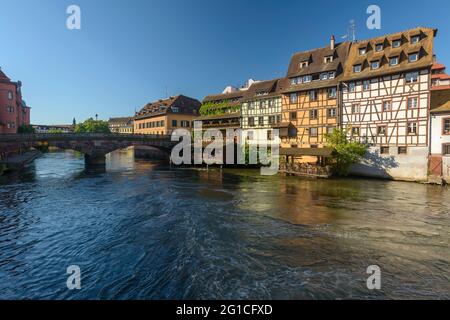 FRANKREICH, BAS-RHIN (67), STRASSBURG, ILL UND ELSÄSSISCHE FACHWERKHÄUSER IM VIERTEL LITTLE FRANCE Stockfoto