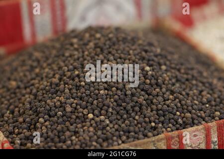 Schwarzer runder Pfeffer auf der Theke des Marktes Stockfoto