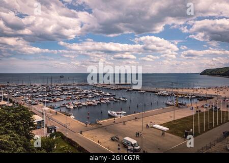 Panorama-Postkartenfoto des Hafens von Gdańsk an einem schönen, warmen Sommertag mit strahlendem Sonnenschein und wenigen Wolken am Himmel. Küstenbucht Stockfoto