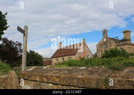 Wanderweg am Fluss Parrett in der Nähe der Industriearchäologie Carey's Mill in der Nähe von Martock, Somerset. Stockfoto