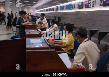 Check-in-Schalter am internationalen Flughafen Phnom Penh während der Coronavirus-Epidemie. Bodenpersonal mit Gesichtsschutzmasken. Phnom Penh, Kambodscha. © Kraig Lieb Stockfoto