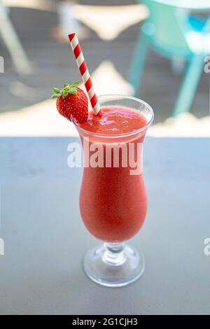 Ein leckerer erfrischender Smoothie-Cocktail aus tropischen Früchten an einer Bar an der Costa Del Sol in Südspanien Stockfoto