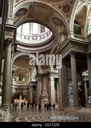 Innenansicht des Pantheons, das das Innere der Kuppel neben komplizierten Fliesen und architektonischen Säulen zeigt, Paris, Frankreich, 2012 Stockfoto