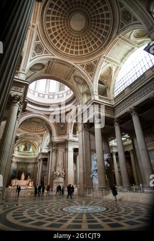 Innenansicht des Pantheons, das das Innere der Kuppel neben komplizierten Fliesen und architektonischen Säulen zeigt, Paris, Frankreich, 2012 Stockfoto