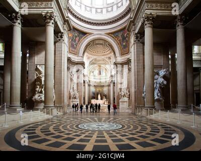 Innenansicht des Pantheons, das das Innere der Kuppel neben komplizierten Fliesen und architektonischen Säulen zeigt, Paris, Frankreich, 2012 Stockfoto