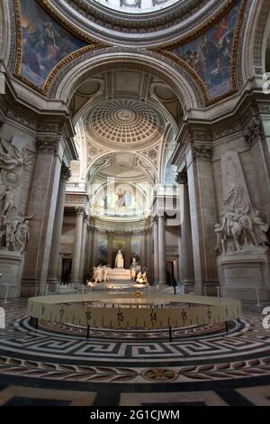 Innenansicht des Pantheons, das das Innere der Kuppel neben komplizierten Fliesen und architektonischen Säulen zeigt, Paris, Frankreich, 2012 Stockfoto