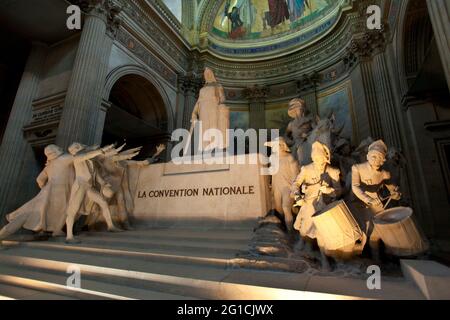 Innenansicht des Pantheons, das das Innere der Kuppel neben komplizierten Fliesen und architektonischen Säulen zeigt, Paris, Frankreich, 2012 Stockfoto