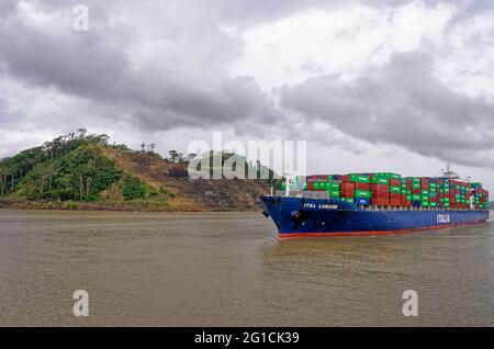 Ein großes Containerschiff Ital Lunare, das durch den Gatun-See des Panamakanals - Gatun-See, Panama-Kanal, Panama, Mittelamerika - 25. Januar fährt Stockfoto