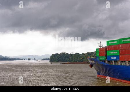 Ein großes Containerschiff Ital Lunare, das durch den Gatun-See des Panamakanals - Gatun-See, Panama-Kanal, Panama, Mittelamerika - 25. Januar fährt Stockfoto