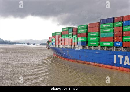 Ein großes Containerschiff Ital Lunare, das durch den Gatun-See des Panamakanals - Gatun-See, Panama-Kanal, Panama, Mittelamerika - 25. Januar fährt Stockfoto
