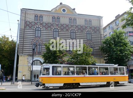 Straßenbahnen im Stadtzentrum von Sofia in Bulgarien. Stockfoto