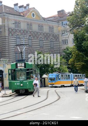 Straßenbahnen im Stadtzentrum von Sofia in Bulgarien. Stockfoto