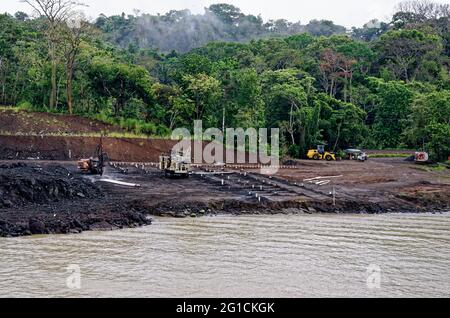 Panamakanal Bau der neuen erweiterten Schleusen auf dem Kanal. Bau des neuen Panamakanals am Galliard Cut - Panama - 25. Januar Stockfoto