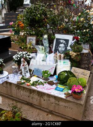 Grab des Dichters und Sängers Serge Gainsbourg, - Fans hinterlassen U-Bahn-Tickets als Referenz zu seinem berühmtesten französischen Lied. Stockfoto