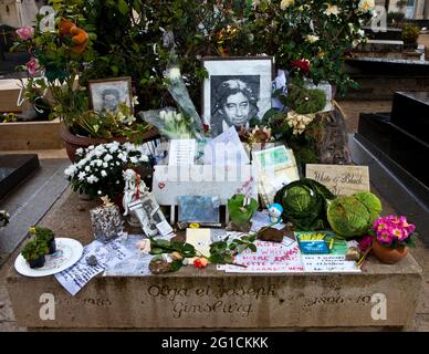 Grab des Dichters und Sängers Serge Gainsbourg, - Fans hinterlassen U-Bahn-Tickets als Referenz zu seinem berühmtesten französischen Lied. Stockfoto