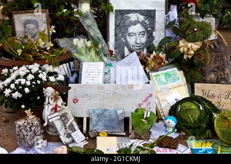 Grab des Dichters und Sängers Serge Gainsbourg, - Fans hinterlassen U-Bahn-Tickets als Referenz zu seinem berühmtesten französischen Lied. Stockfoto