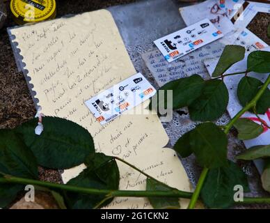 Grab des Dichters und Sängers Serge Gainsbourg, - Fans hinterlassen U-Bahn-Tickets als Referenz zu seinem berühmtesten französischen Lied. Stockfoto