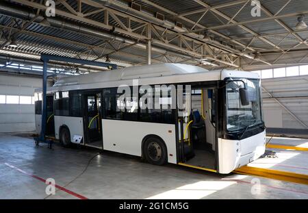 Busreparaturwerkstatt in Innenräumen Stockfoto