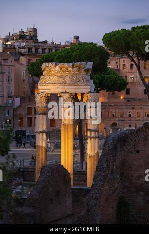 Tempel der Venus Genetrix (lateinisch: Templum Veneris Genetricis) Antike römische Ruinen (46 v. Chr.) in der Abenddämmerung im Forum des Caesar in Rom, Italien. Stockfoto