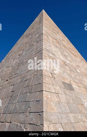 Pyramide von Cestius (Piramide di Caio Cestio oder Cestia) in Rom, Italien, altes Grab von Gaius Cestius, ca. 18–12 v. Chr. Stockfoto